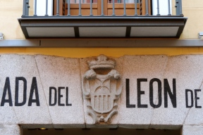 escudo-de-la-fachada-de-la-posada-del-lec3b3n-de-oro