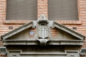 escudo-de-la-orden-mercedaria-situado-en-la-fachada-del-colegio-de-las-madres-mercedarias-de-madrid-en-la-calle-valverde